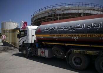 Hamas to convert Qatari fuel into pay slips    