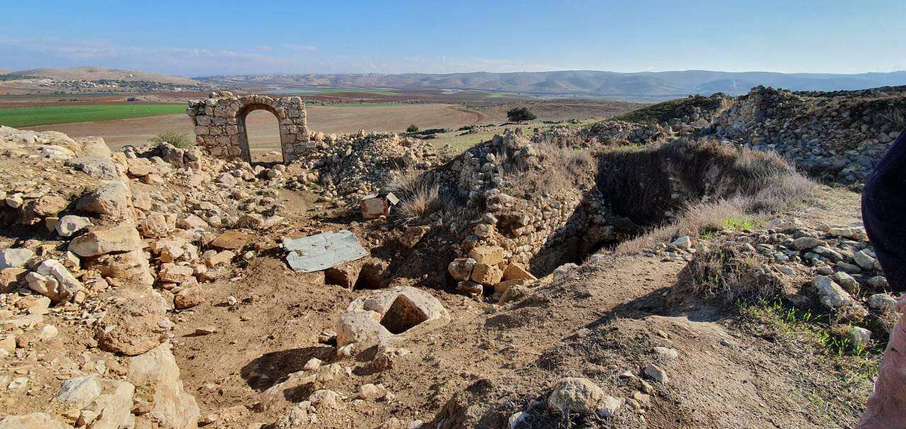 Antiquities thieves busted plundering ancient cave in southern Judea ...