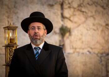 Chief rabbi goes for 'nuclear option,' warns he won't approve new conversions