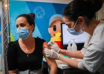 Seeking to combat Omicron, Health Ministry expands vaccination efforts to malls