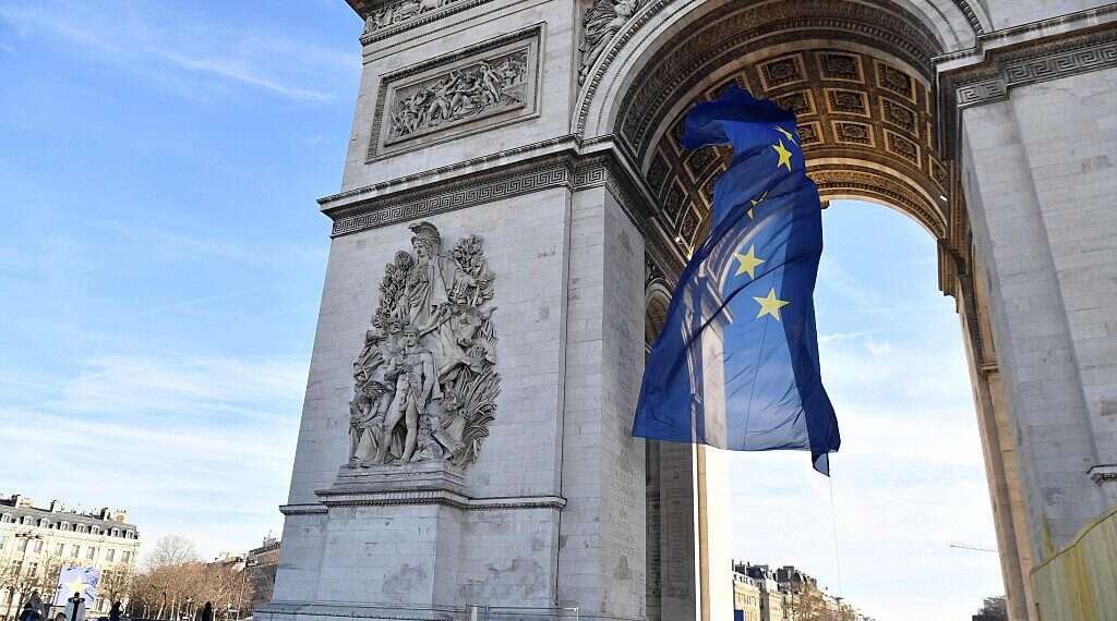 France EU flag removed from Arc de Triomphe amid Right s outrage