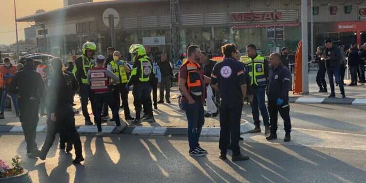 Police raise alert after 4 Israelis murdered in Beersheba stabbing ...