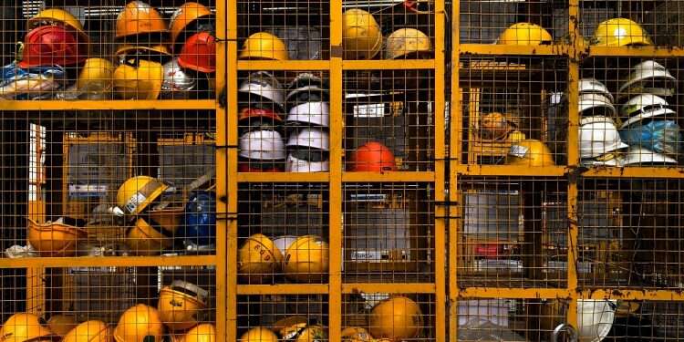 Hundreds of Ukrainian construction workers seek to return home amid Russian invasion 