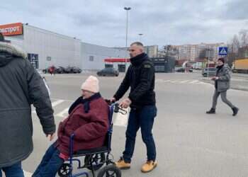 'Putin won't stop,' says Israeli helping people out of Lviv
