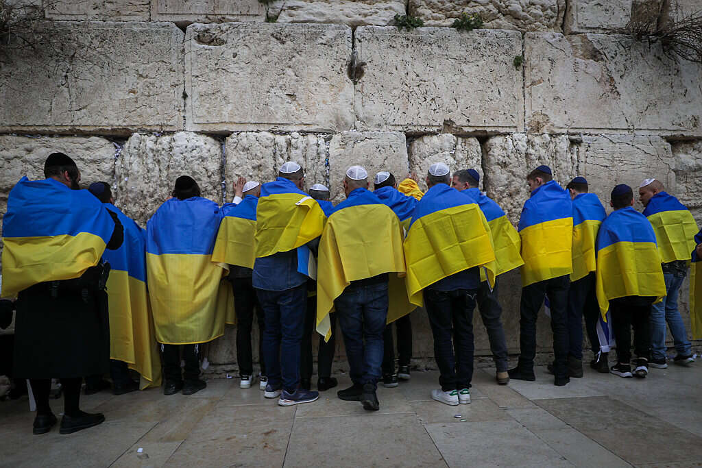 Operation Lifeshield - Israelis are praying for peace in Ukraine. Ukrainian  Jews fleeing the war who landed in Israel this week were enthusiastically  welcomed with song and dance by large crowds who