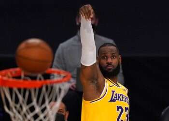 Rabbi blesses Lakers star Lebron James