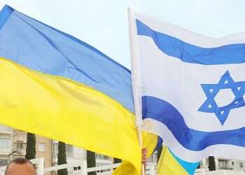 Ukrainian mayor thanks Israel for humanitarian aid with touching gesture