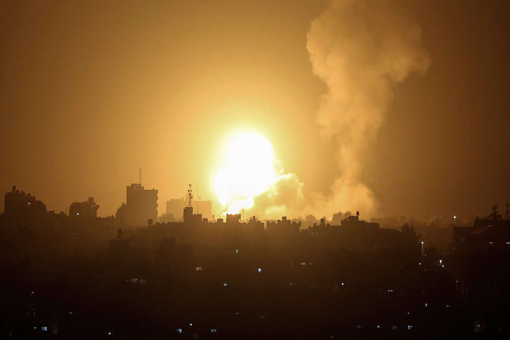 IAF strikes Hamas targets in response to rocket fire – www.israelhayom.com