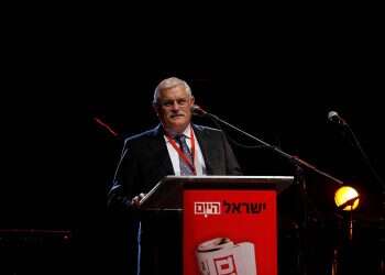 Israel Hayom's founding publisher Asher Baharav passes away