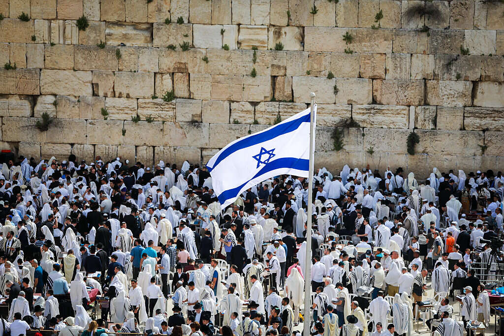 Thousands gather at Western Wall for Priestly Blessing – www ...