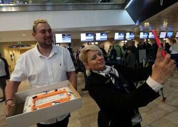 With balloons and contact cards, first Israel-Qatar flight heads to World Cup