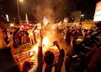 Israel Police, demonstrators clash for hours as judicial reform protests escalate