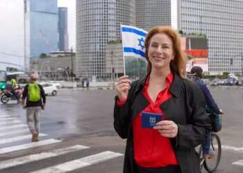 Law & Order's Diane Neal makes aliyah