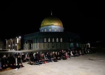 After tense night, thousands pray at Western Wall