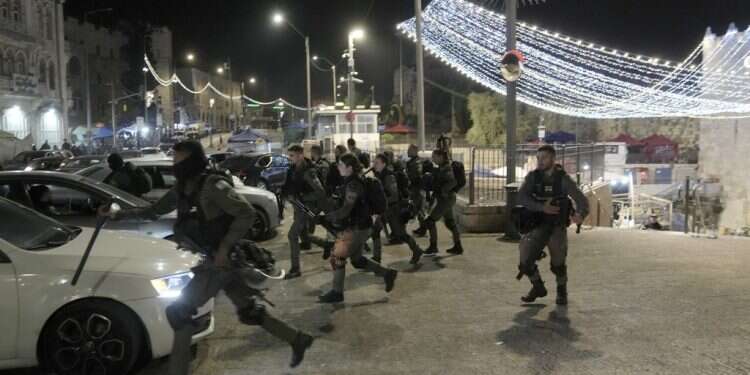 Police respond to Palestinian riots on Temple Mount, officer injured