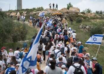 Thousands march to evicted outpost in response to terror wave