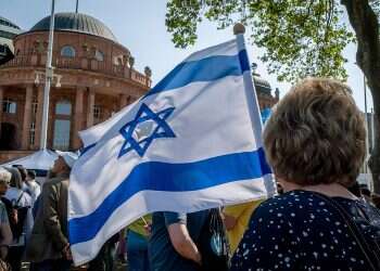 Protesters wave Israeli flag at Roger Waters concert in Frankfurt