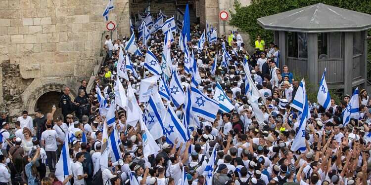 'Jerusalem is ours': Revelers flood capital to mark 56 years of reunification
