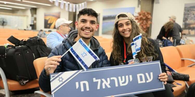 25 new immigrants move to Israel amid Hamas war