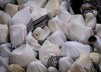 Thousands attend Sukkot 'Priestly Blessings' at Western Wall