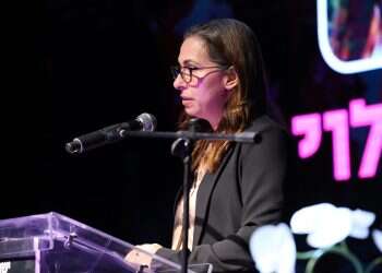 'Don't stop saying her name': Mother of Hamas captive speaks at Israel Hayom event