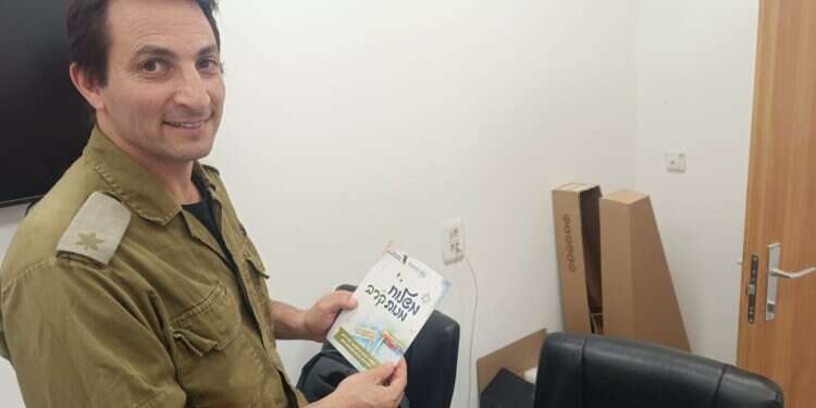 HaShomer HaChadash, Tzohar distribute Purim baskets, letters to IDF soldiers