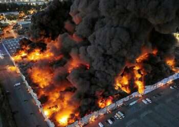 Massive fire engulfs Warsaw shopping complex