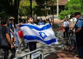 Keffiyeh donning mob assaults man wearing Israeli flag on Toronto campus