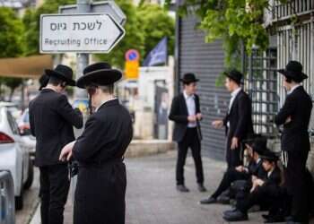 Defense minister delays drafting ultra-Orthodox yeshiva students