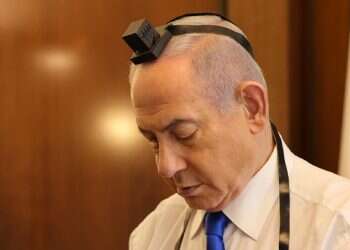 Netanyahu photographed wrapping tefillin for the first time