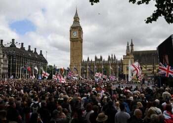 Londoners take to the streets with Israeli flags, countering pro-Palestinians