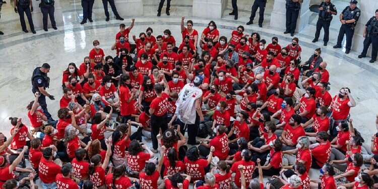 Protestors arrested after targeting Netanyahu's hotel, capitol building