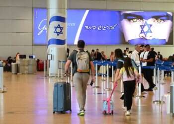 Which airlines are still flying to Israel?