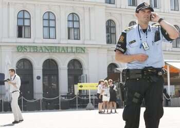 Oslo police 'save' Netanyahu sculpture from vehicle