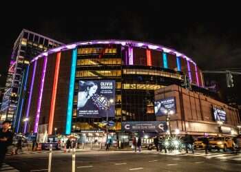 Crowd rallies for Israeli hostages at MSG concert