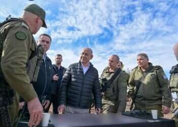 Netanyahu tours Syrian border, extends 'hand of peace'