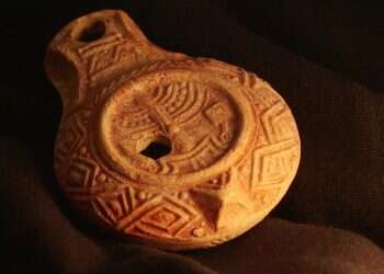 Rare 1,700-year-old oil lamp with Temple symbols discovered