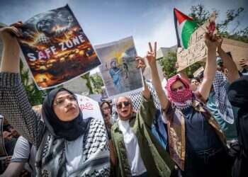 Who backs Israeli students accused of supporting Hamas?