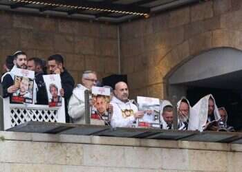 Former hostages gather at Western Wall for priestly blessing